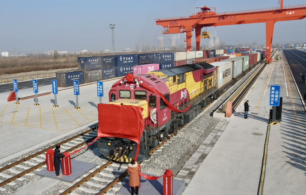 2月13日，81315次集裝箱班列在安徽（阜陽）鐵路國際物流港準備發車（無人機照片）。