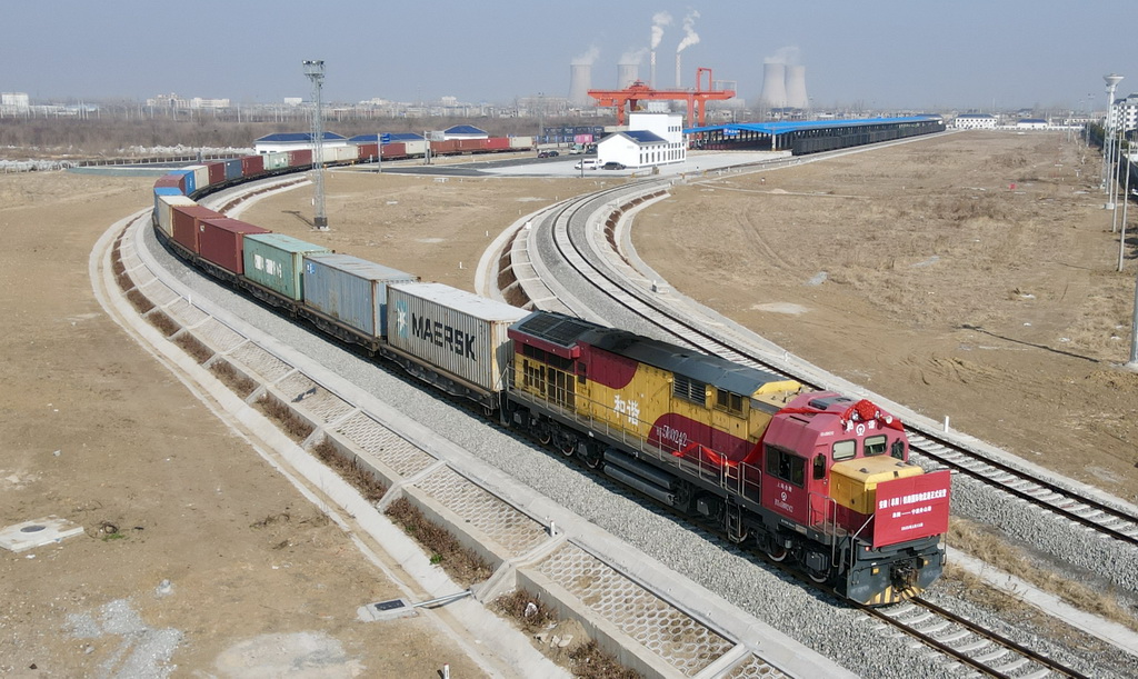 2月13日，81315次集裝箱班列從安徽（阜陽）鐵路國際物流港駛出（無人機照片）。