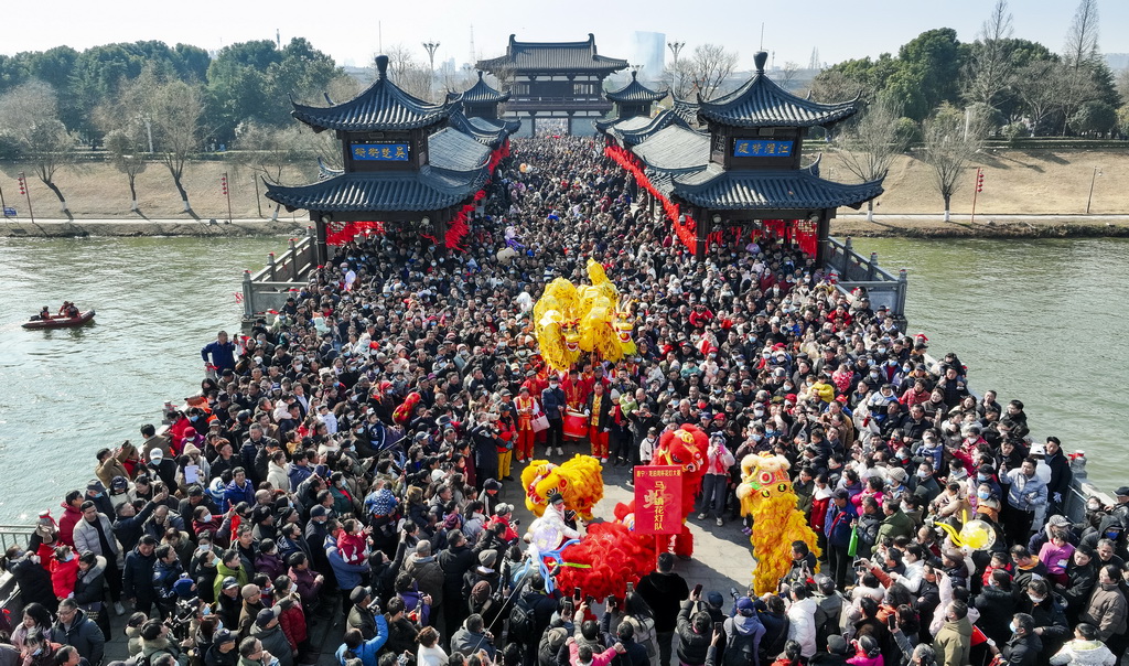 2月13日，民俗文藝表演隊從全椒縣太平橋上經過（無人機照片）。