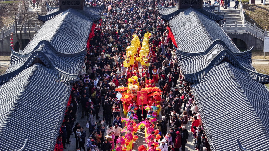 2月13日，民俗文藝表演隊從全椒縣太平橋上經過（無人機照片）。