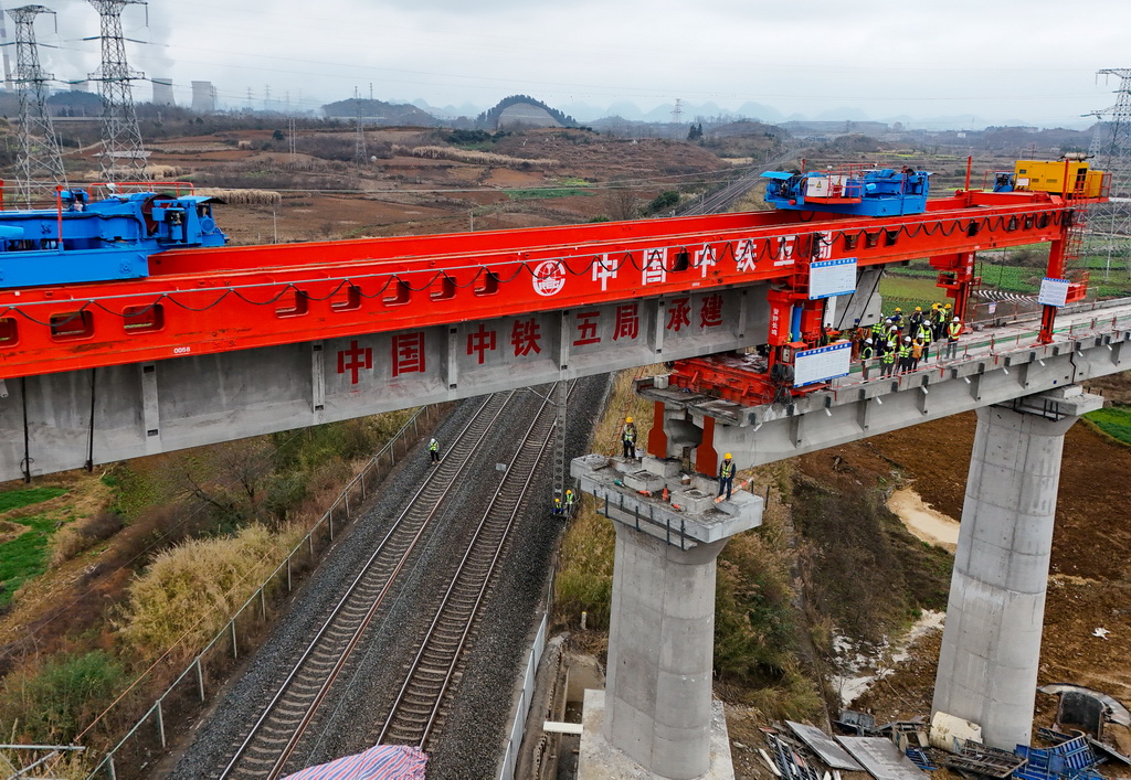 新建滬昆鐵路至安六鐵路聯絡線成功上跨滬昆鐵路