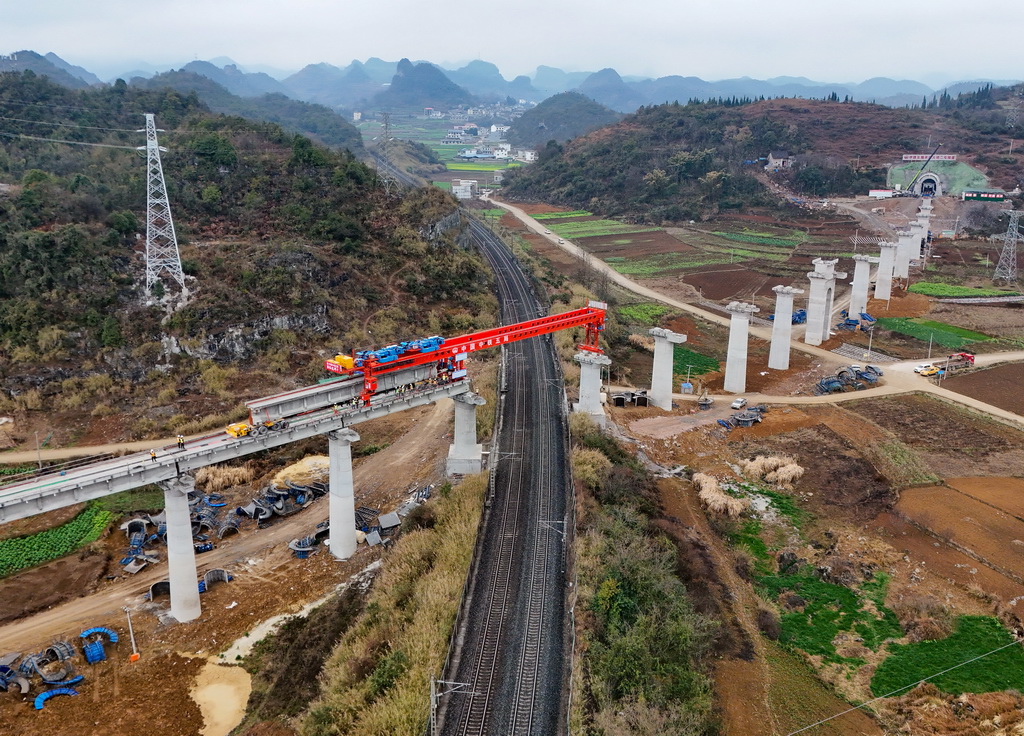 2月13日，工作人員在架設T梁（無人機照片）。