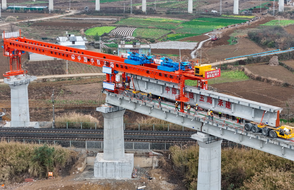 2月13日，工作人員在架設T梁（無人機照片）。