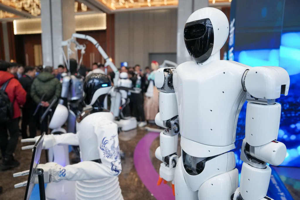 活動現場展示的人形機器人（2月14日攝）。
