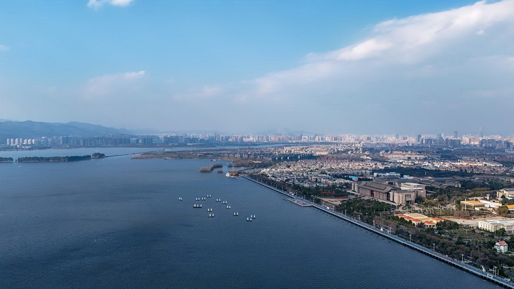 2月15日拍攝的滇池景色（無人機照片）。