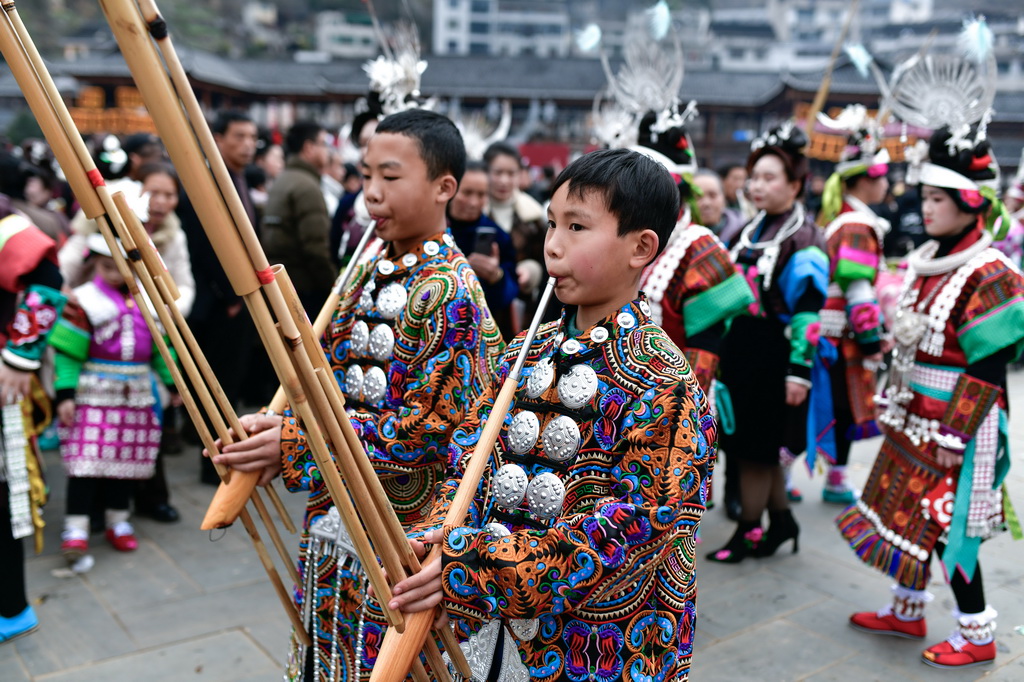 2月15日，在貴州省凱里市舟溪鎮“甘囊香”蘆笙堂，苗族孩子在吹奏蘆笙。新華社記者 楊文斌 攝