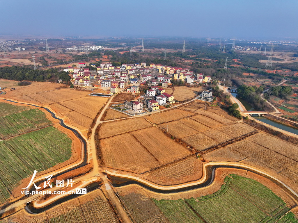 2025年2月15日，江西省宜春市豐城市湖塘鄉，修整一新的農田水渠。