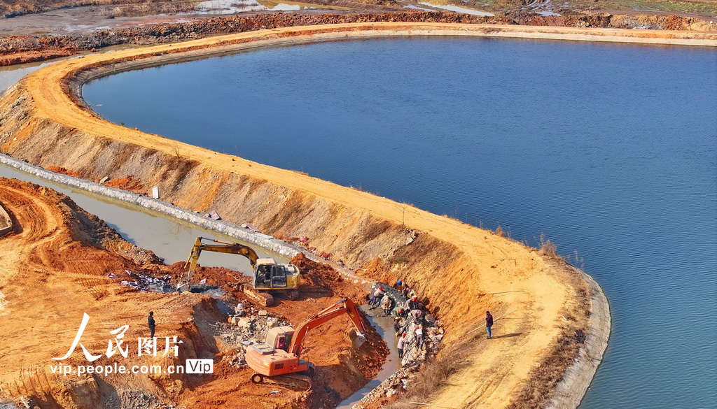 江西宜春：清淤筑渠備春耕