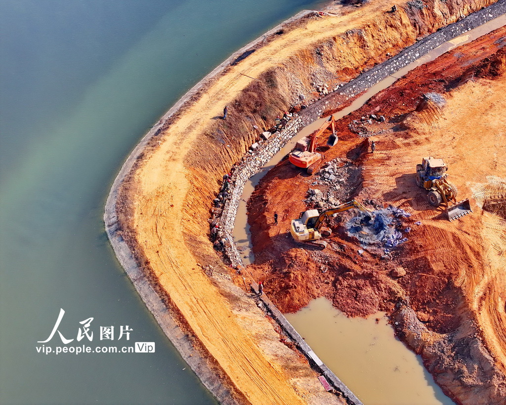 2025年2月15日，江西省宜春市豐城市湖塘鄉，工人在清淤疏浚和澆筑灌溉水渠。