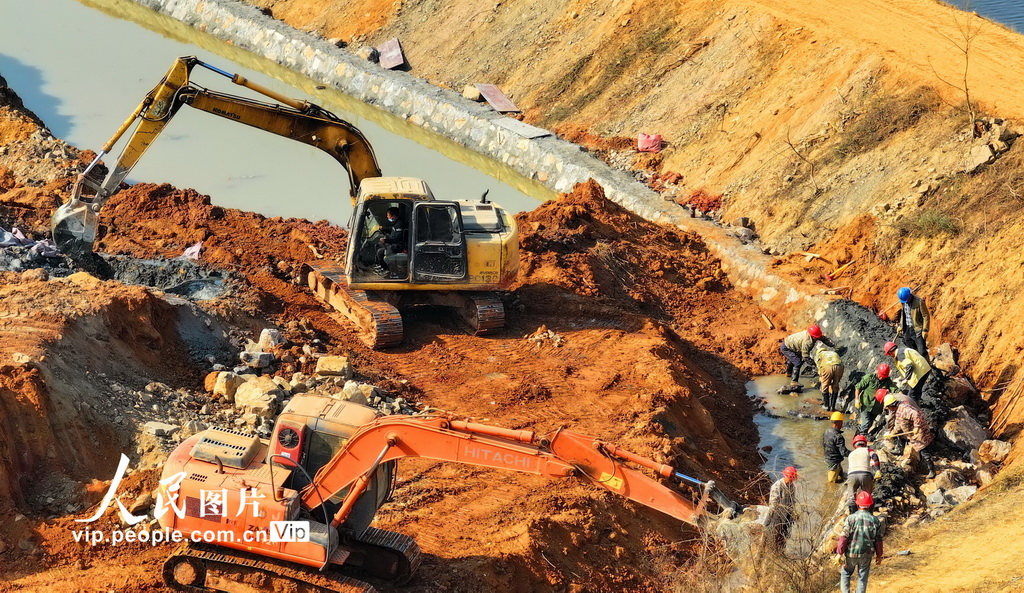 2025年2月15日，江西省宜春市豐城市湖塘鄉，工人在清淤疏浚和澆筑灌溉水渠。