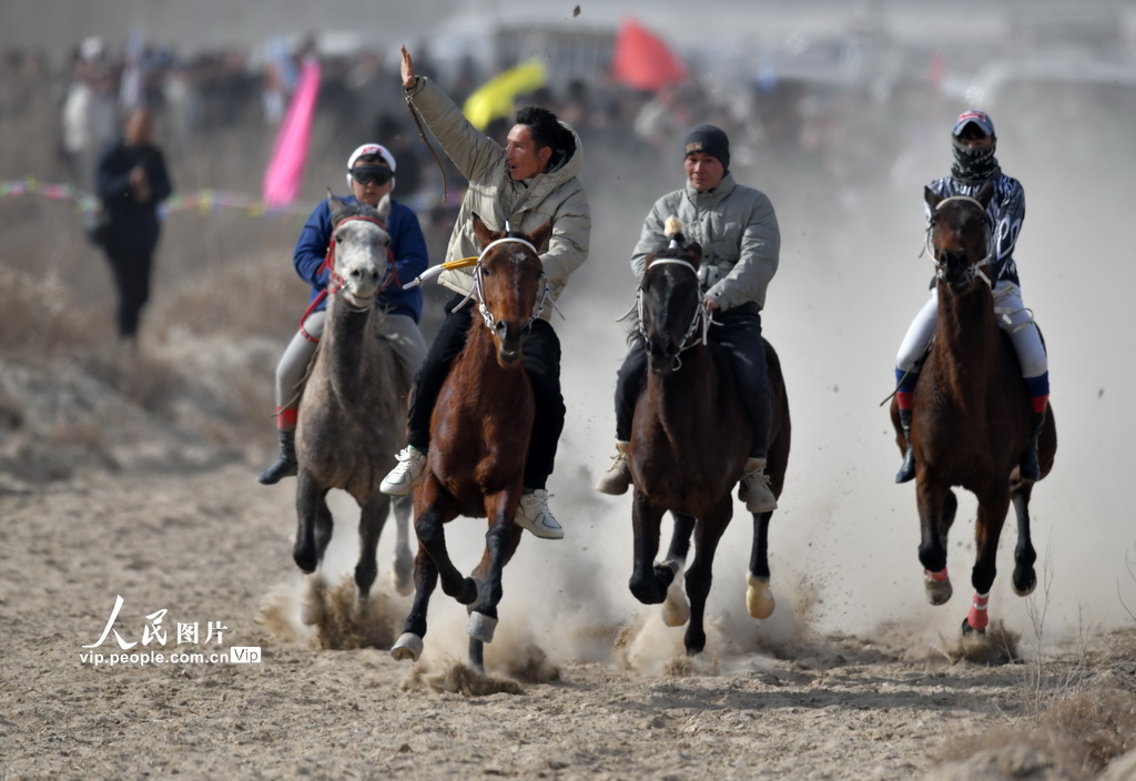 2月16日，在新疆尉犁縣興平鎮賽馬場，農民騎手在比賽中。