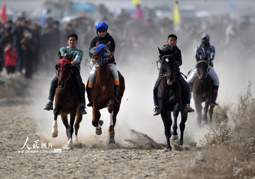 2月16日，在新疆尉犁縣興平鎮賽馬場，農民騎手在比賽中。