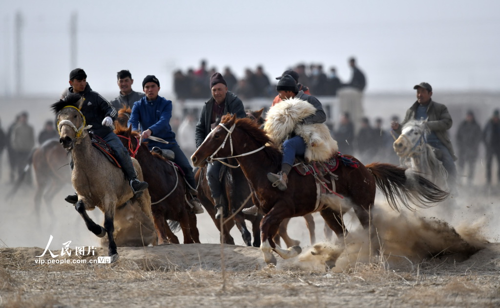2月16日，在新疆尉犁縣興平鎮賽場，農民騎手在刁羊比賽中。