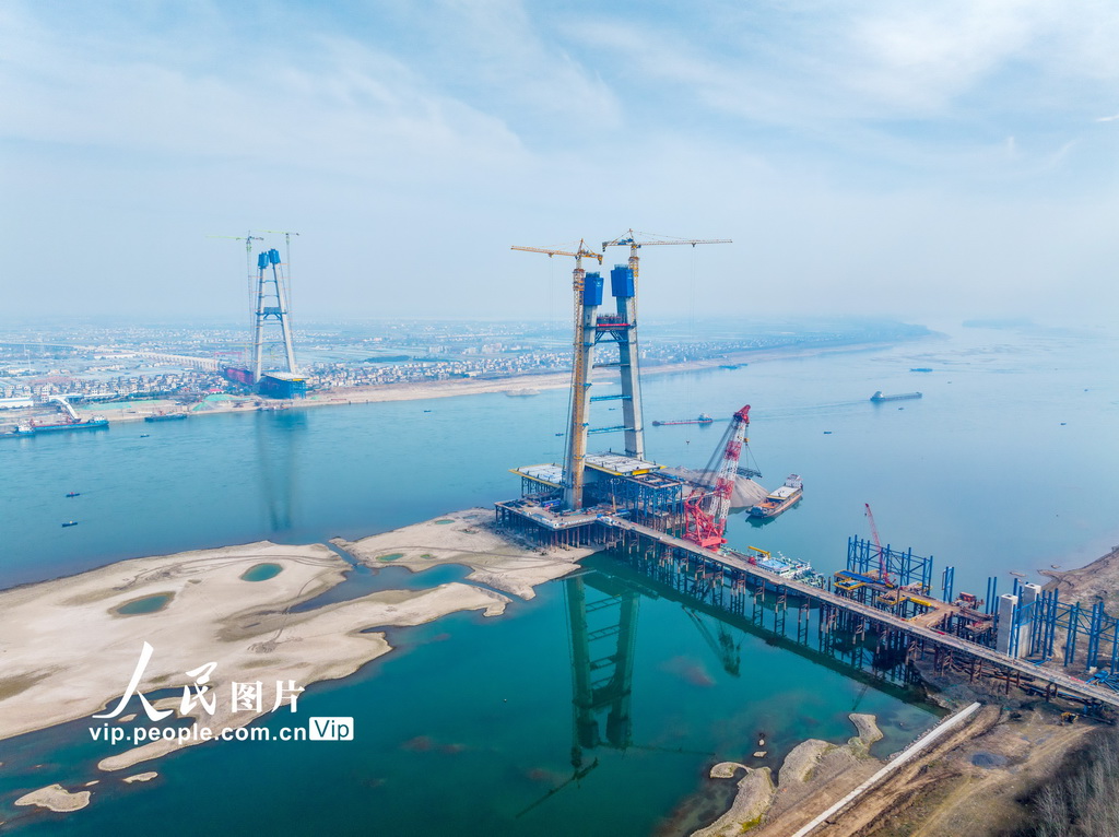 2025年2月16日，湖北宜昌，枝江長江大橋建設現場。