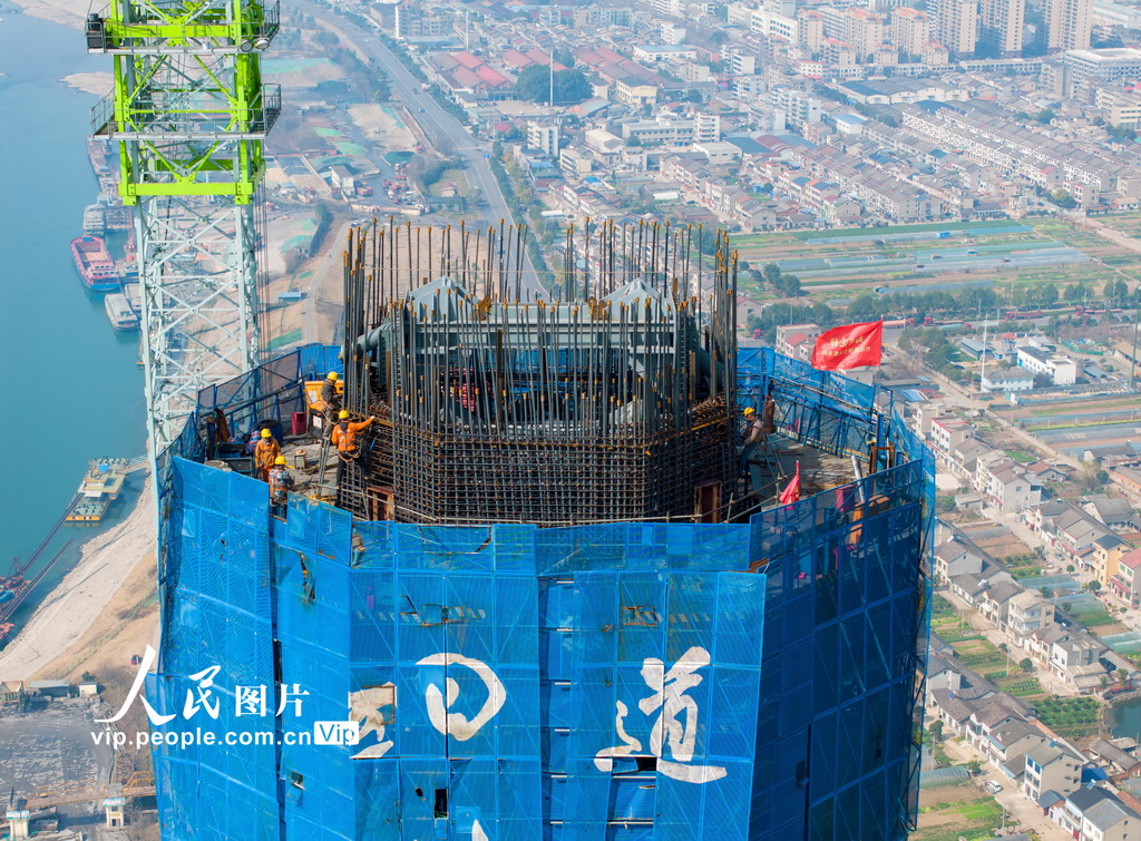 2025年2月16日，湖北宜昌，枝江長江大橋建設現場。