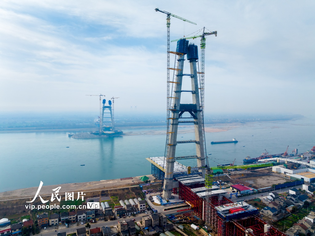 2025年2月16日，湖北宜昌，枝江長江大橋建設現場。