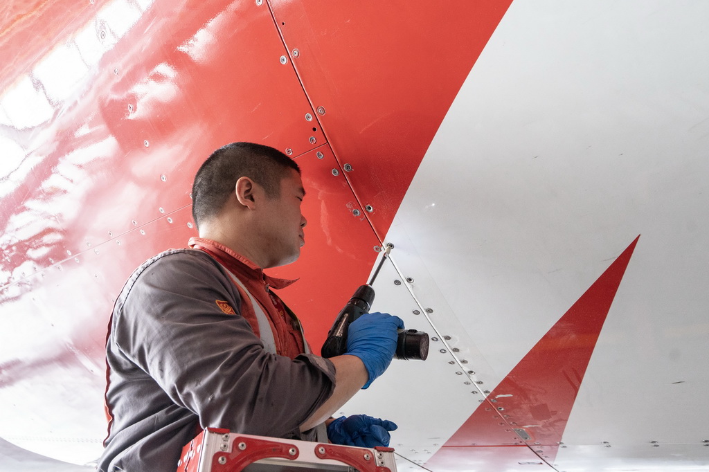 2月17日，在海南自貿港一站式飛機維修產業基地，海航技術旗下大新華飛機維修服務有限公司工作人員對進境飛機進行檢修。