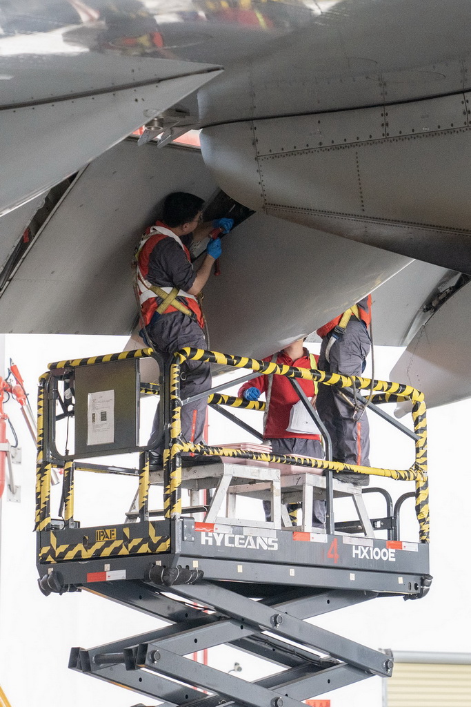 2月17日，在海南自貿港一站式飛機維修產業基地，海航技術旗下大新華飛機維修服務有限公司工作人員對進境飛機進行檢修。