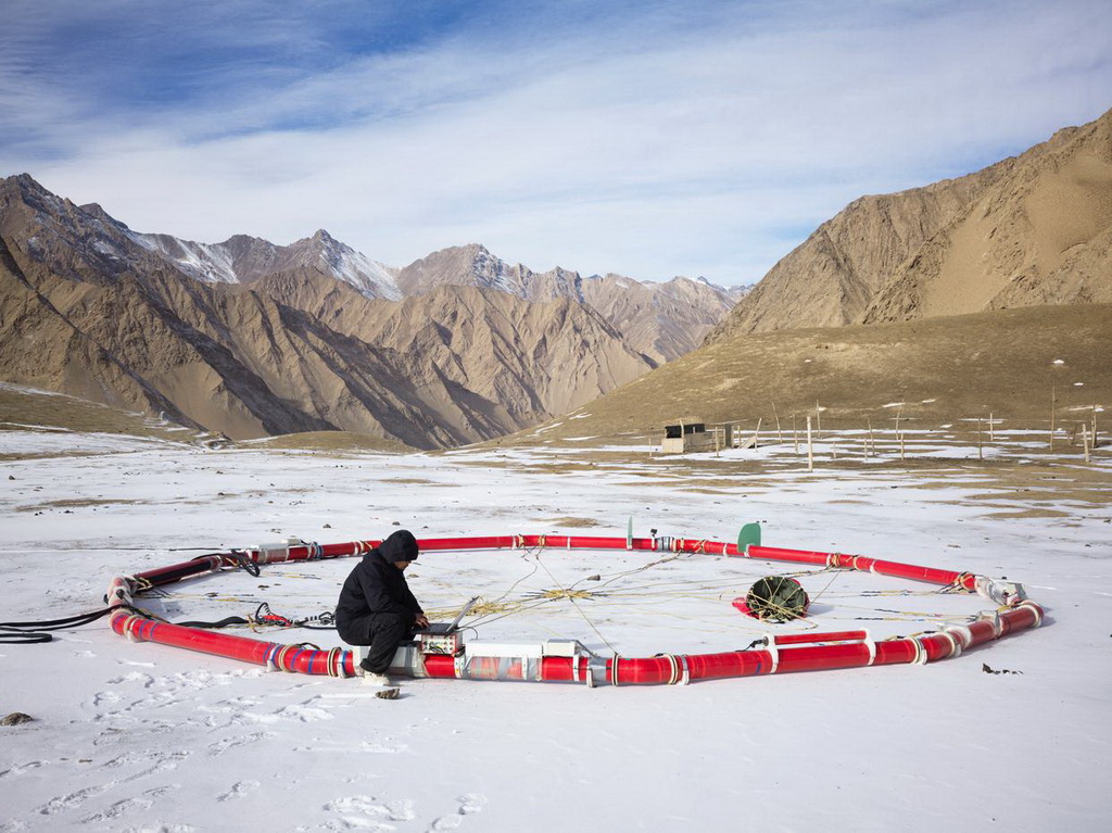 2025年1月11日，科研人員在新疆和田地區測試航空大地電磁探測系統。新華社發（郭豐 攝）
