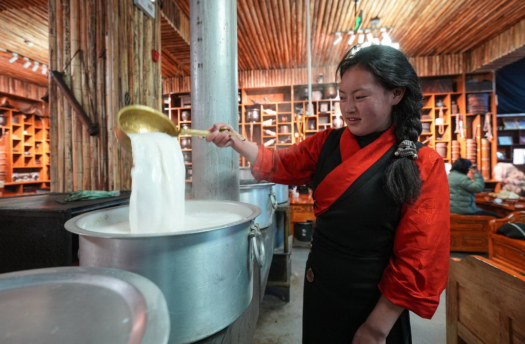 “牧人寶庫”藏式茶館服務員在熬制奶茶（2月13日攝）。