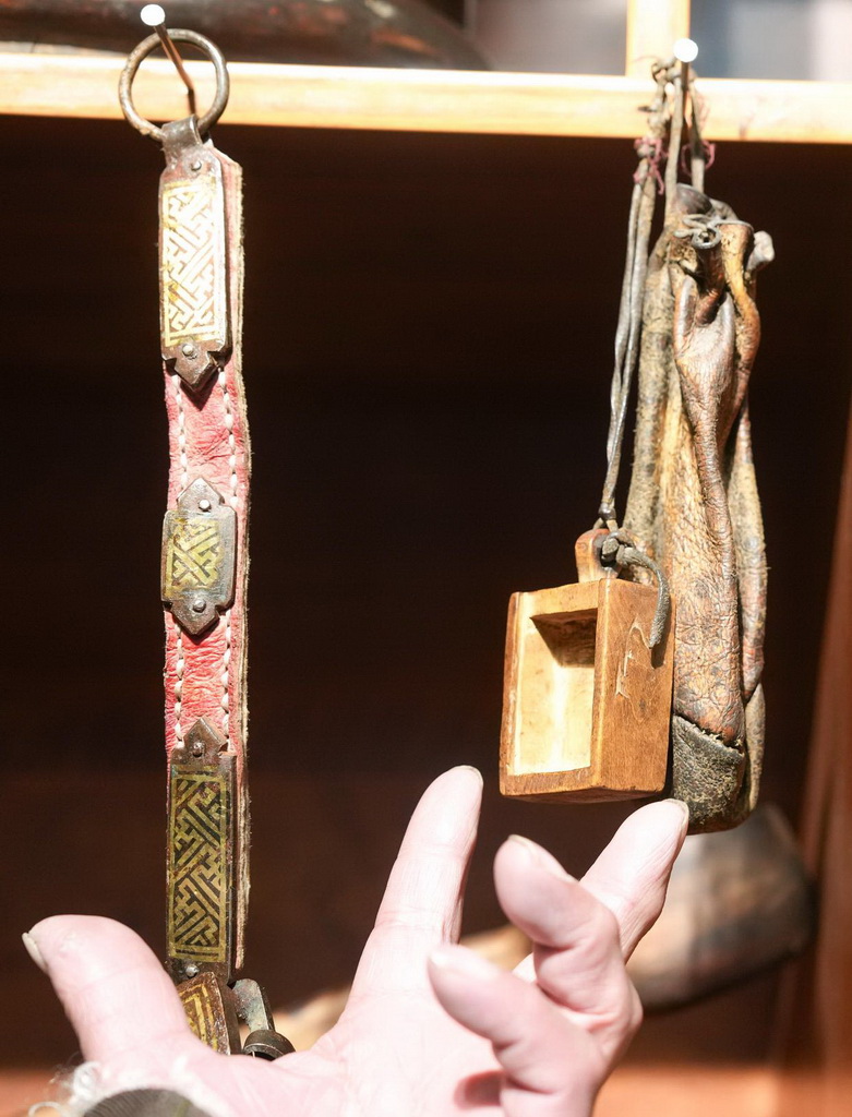 “牧人寶庫”藏式茶館收藏的方便放牧攜帶的酥油盒（2月13日攝）。