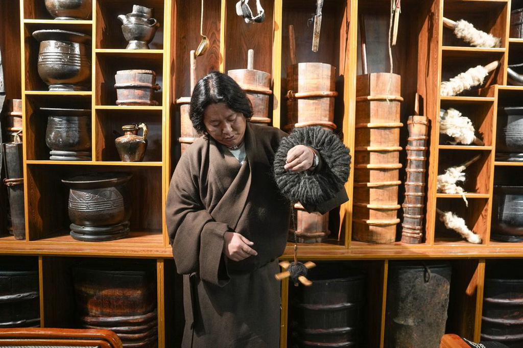 “牧人寶庫”藏式茶館主人珠珠演示紡羊毛線用的工具（2月13日攝）。