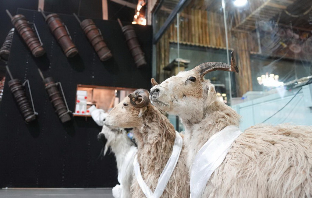 西藏那曲市“牧人寶庫”藏式茶館一角（2月13日攝）。