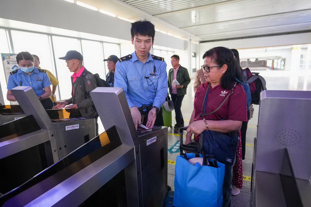 2月18日，工作人員幫助來自泰國和老撾的游客出站。