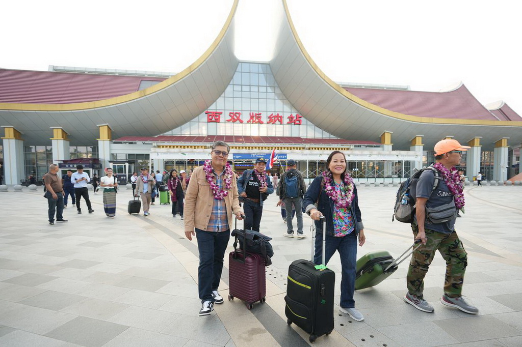 2月18日，來自泰國和老撾的游客走出中老鐵路西雙版納站。