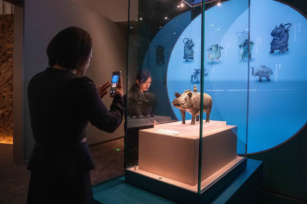 2月18日，觀眾在梅溪湖藝術博物館拍攝展品。