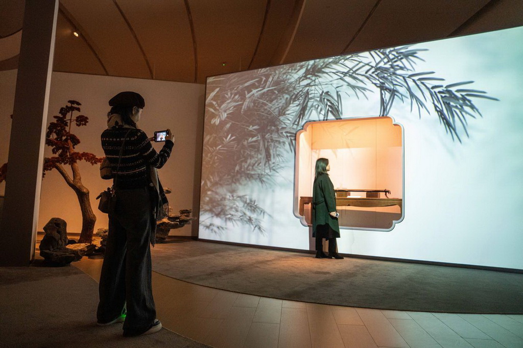 2月18日，觀眾在梅溪湖藝術博物館與展品合影。