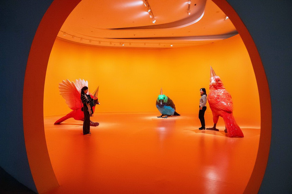 2月18日，觀眾在梅溪湖藝術博物館與展品合影。