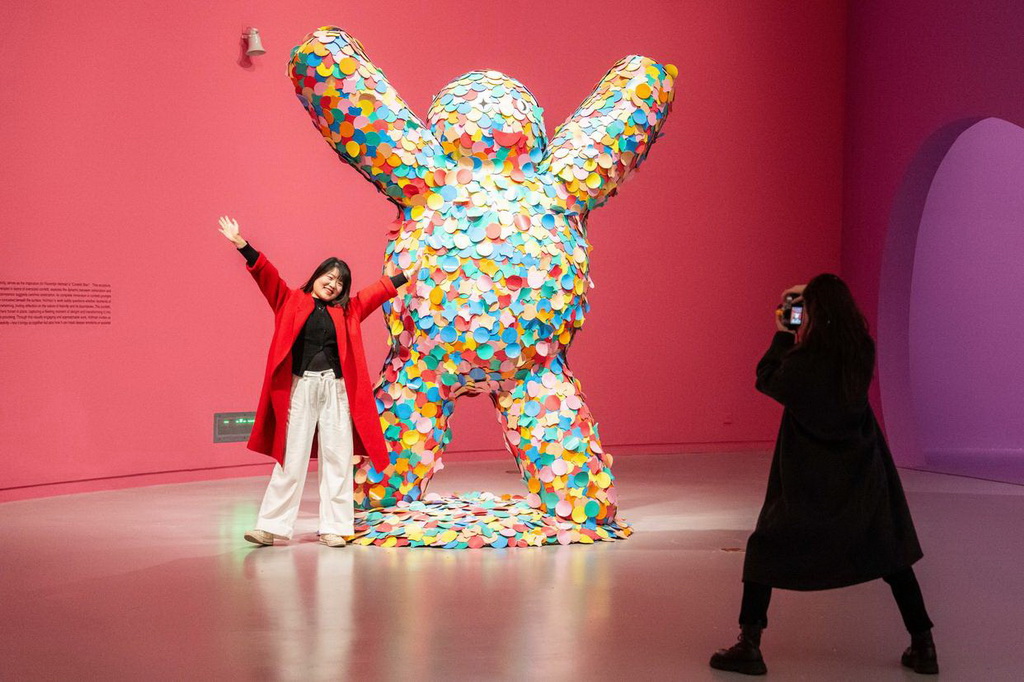 2月18日，觀眾在梅溪湖藝術博物館與展品合影。