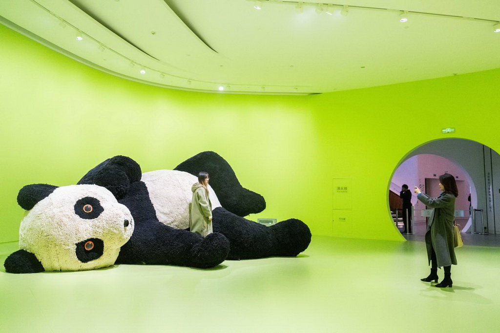 2月18日，觀眾在梅溪湖藝術博物館與展品合影。