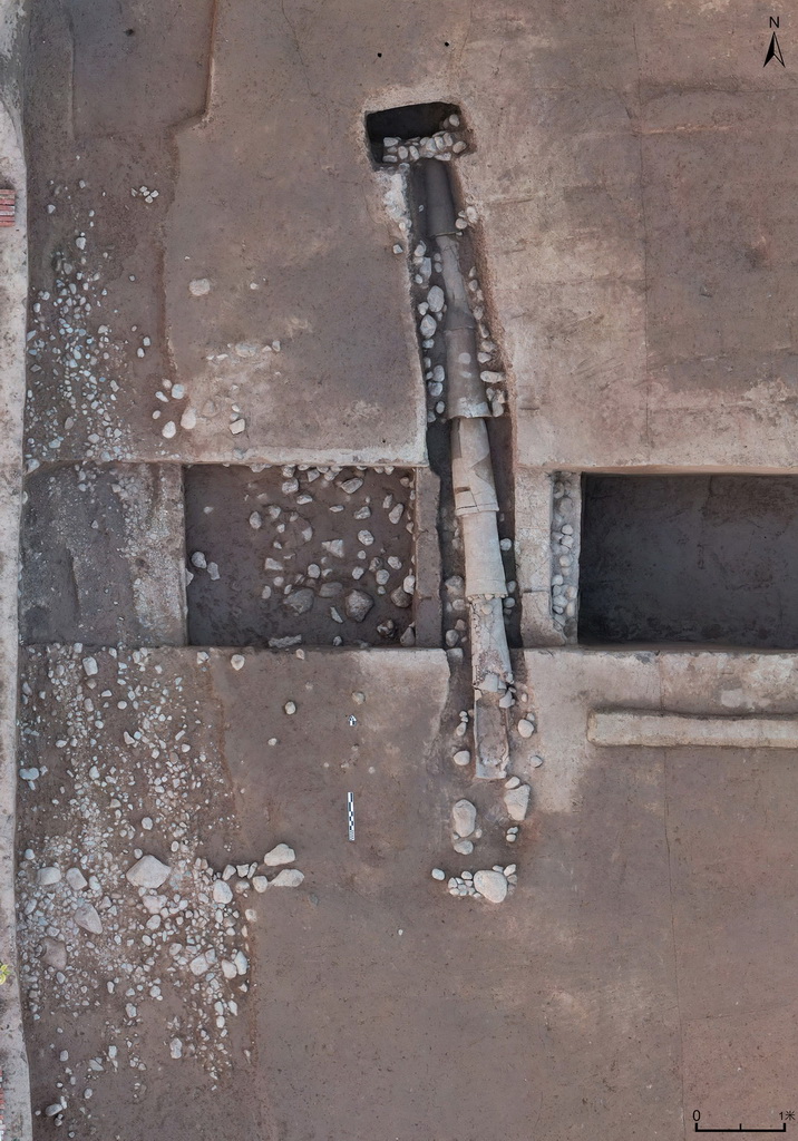 陜西寶雞市周原遺址宮城西北角鋪石道路及陶排水管道（資料照片）。