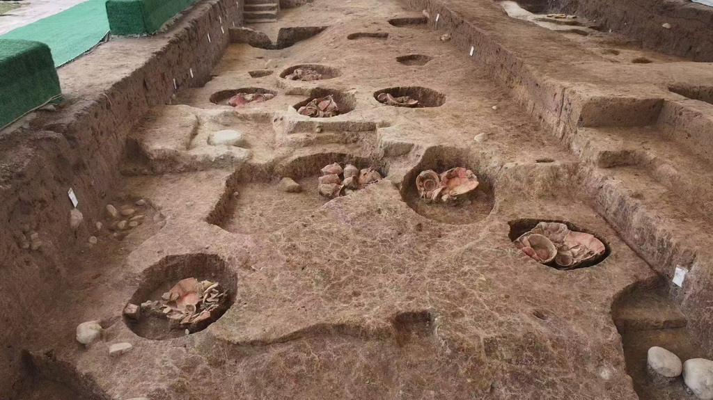 浙江仙居縣下湯遺址北區人工土臺及器物坑（資料照片）。