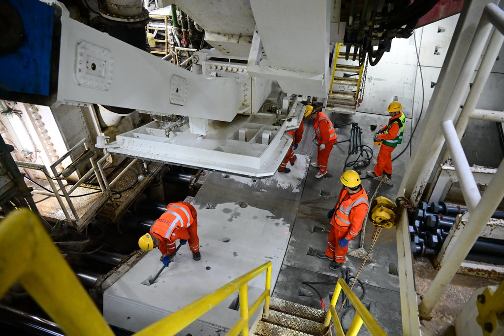 2月19日，青島膠州灣第二隧道工程南線主隧道盾構段，中鐵十四局建設者在海平面下73米進行管片拼裝作業。