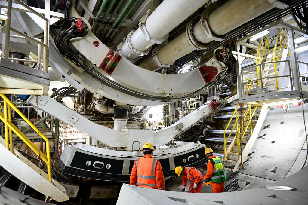 2月19日，青島膠州灣第二隧道工程南線主隧道盾構段，中鐵十四局建設者在海平面下73米進行管片拼裝作業。