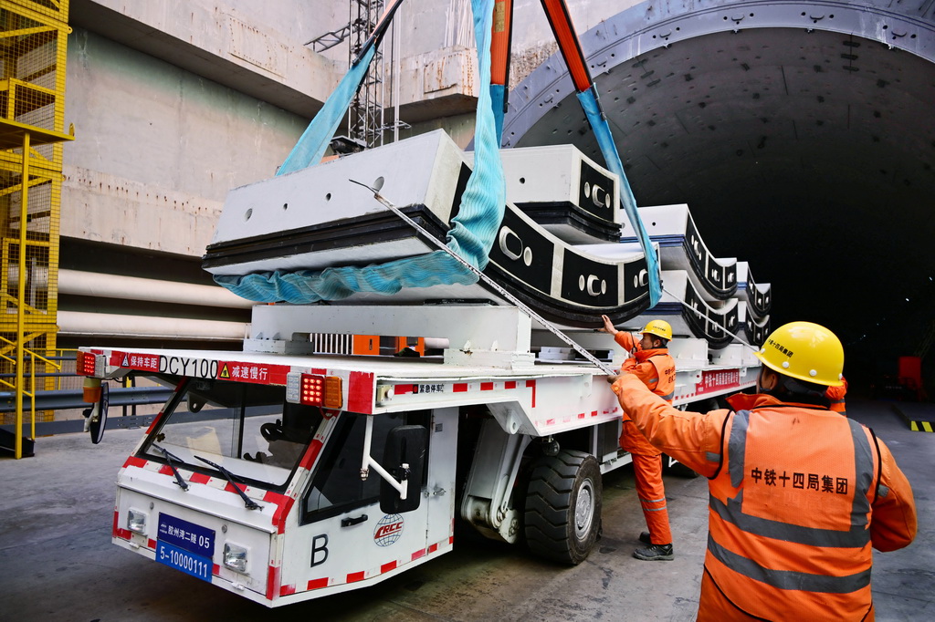 2月19日，青島膠州灣第二隧道工程南線主線隧道盾構始發井，中鐵十四局建設者在進行管片吊裝作業。
