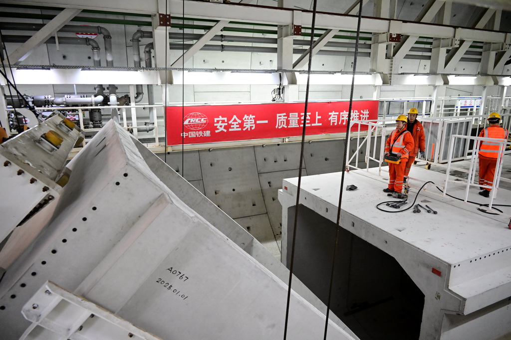 2月19日，青島膠州灣第二隧道工程南線主隧道盾構段，中鐵十四局建設者在進行箱涵拼裝作業。