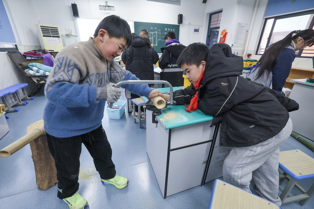 2月19日，諸暨市暨南街道暨南小學的學生們在拓展性課程木工課上學習木工技能。
