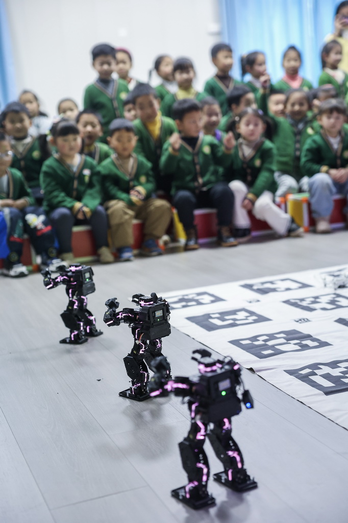 2月19日，諸暨市暨南街道南悅幼兒園的孩子們在拓展課程上觀看機器人舞蹈。