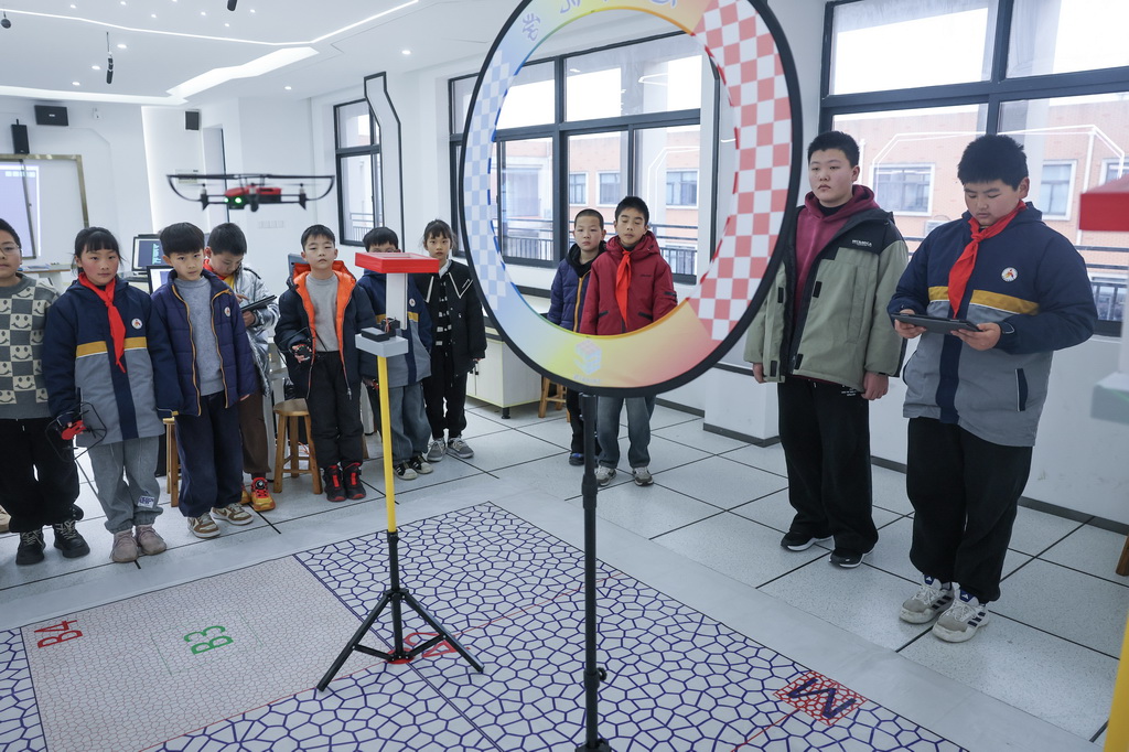 2月19日，諸暨市暨南街道暨南小學的學生們在拓展性課程上學習無人機操作技術。