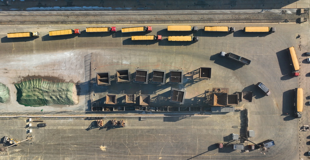 2月18日，在營口港鲅魚圈港區，運輸玉米的敞頂箱車輛在碼頭等待（無人機照片）。