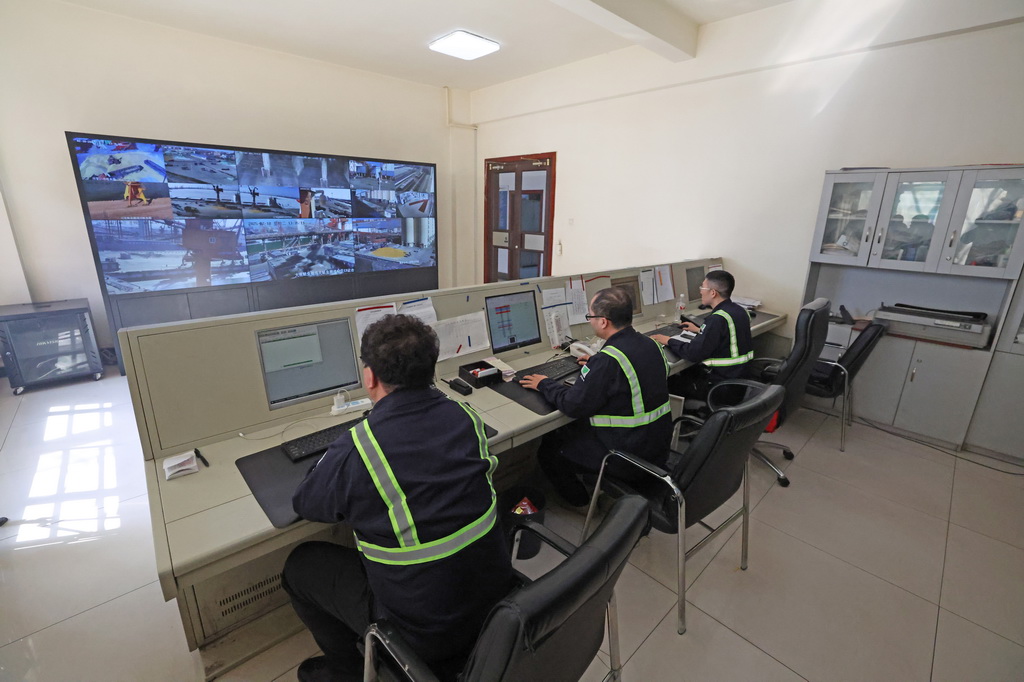 2月18日，在遼港控股（營口）有限公司糧食分公司，工作人員在調度室查看泊位監控。