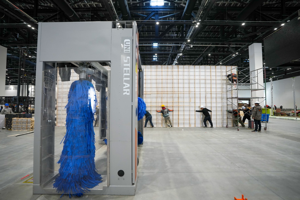 2月19日，工作人員在首都國際會展中心內布展。新華社記者 鞠煥宗 攝