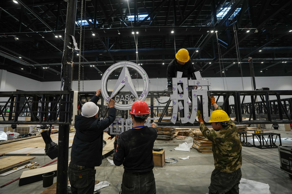 2月19日，工作人員在首都國際會展中心內布展。新華社記者 鞠煥宗 攝