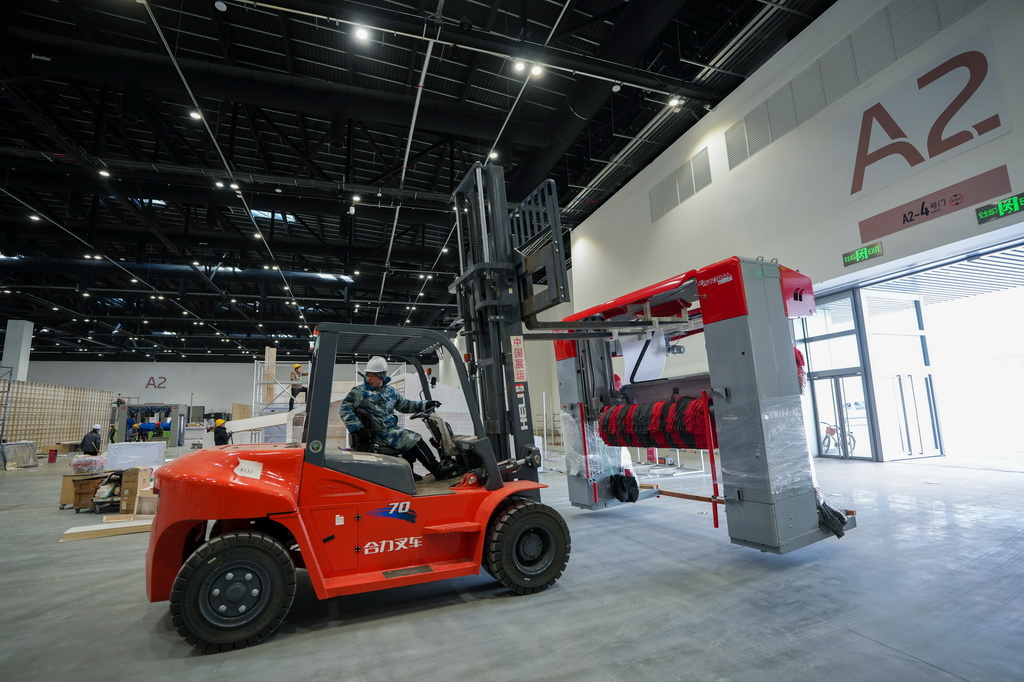 2月19日，工作人員在首都國際會展中心內布展。新華社記者 鞠煥宗 攝