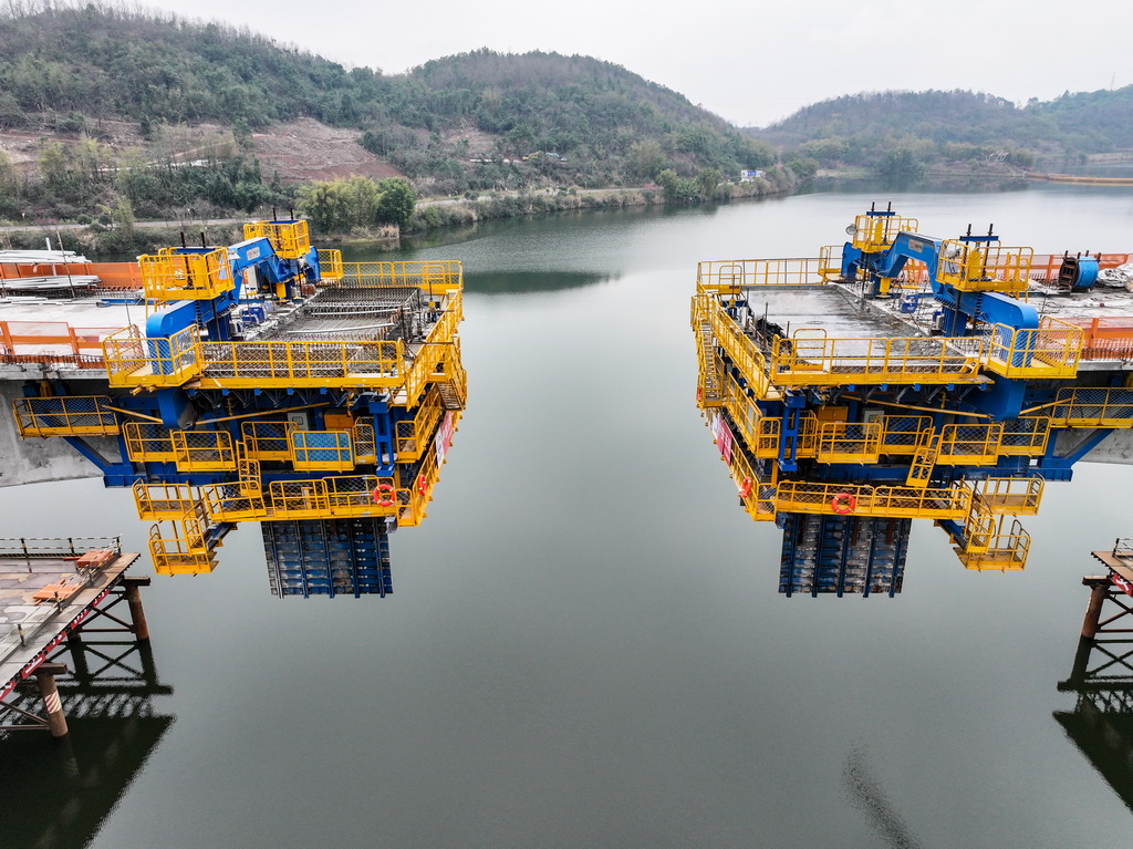 這是2月20日拍攝的成渝中線高鐵玄天湖雙線大橋建設項目施工現場（無人機照片）。