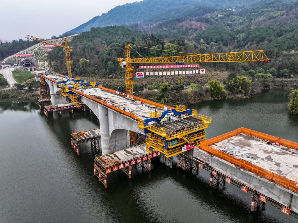 這是2月20日拍攝的成渝中線高鐵玄天湖雙線大橋建設項目施工現場（無人機照片）。